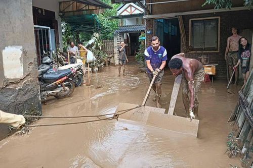 Khách Tây dọn lũ ở Hà Giang