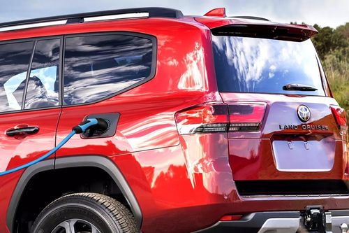 Sắp có Toyota Land Cruiser cắm sạc