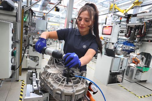 Sau Bosch, ZF Group cắt giảm hơn 7.600 việc làm