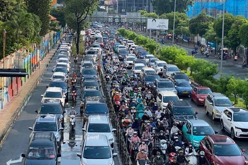 Mưa từ sáng sớm, người dân nhích từng chút vào trung tâm TP.HCM