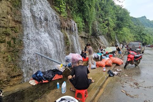 Cả làng túa ra đường tắm, giặt sau ngập lụt ở Tuyên Quang
