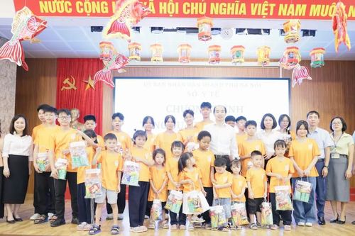 Mang Trung thu ấm áp đến Làng Trẻ em Birla Hà Nội và Làng Trẻ em SOS Hà Nội