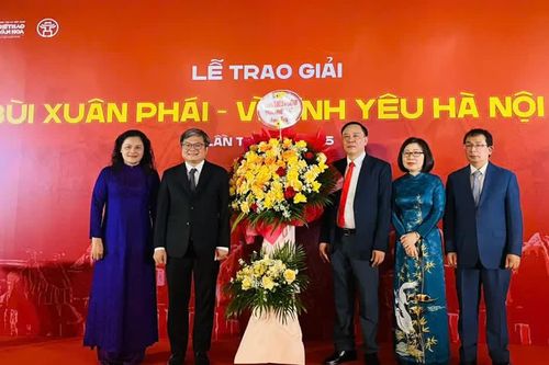 Nhạc sĩ Trần Tiến nhận Giải thưởng Lớn - vì tình yêu Hà Nội