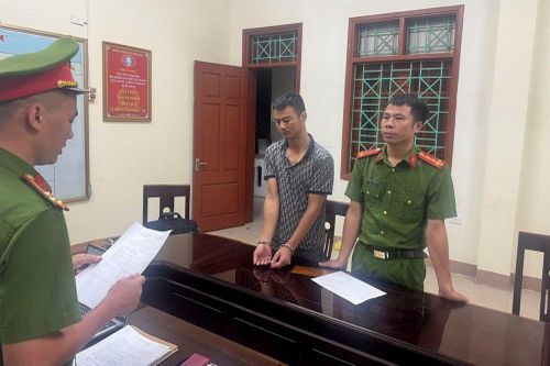 Tạm giữ đối tượng đánh đập, bắt tài xế xe buýt quỳ giữa đường ở Nghệ An