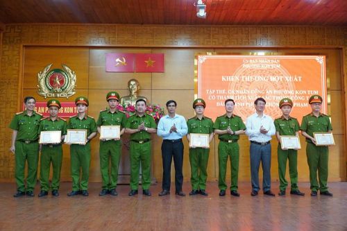 Triệt phá nhanh băng nhóm cắt trộm dây cáp điện, Công an phường Kon Tum được khen thưởng đột xuất