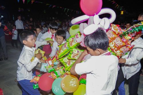 Đêm hội biên cương gieo mầm khát vọng cho tuổi thơ Việt - Lào