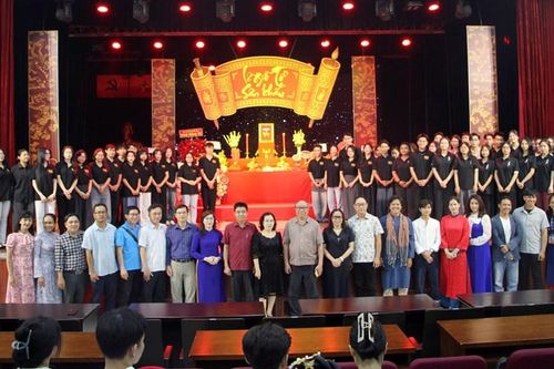 Sinh viên Trường ĐH Văn hóa TP.HCM tri ân Tổ nghiệp Sân khấu