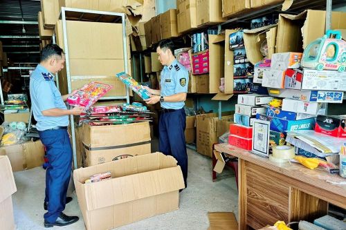 Xử phạt 3 cơ sở kinh doanh đồ chơi trẻ em vi phạm