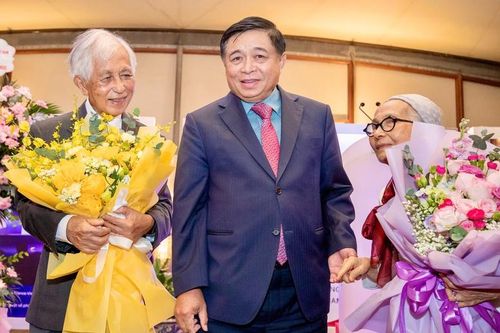 Phó Thủ tướng Nguyễn Chí Dũng dự Lễ trao Huân chương Bắc đẩu Bội tinh bậc Sĩ quan cho vợ chồng Giáo sư Jean Trần Thanh Vân và Lê Kim Ngọc