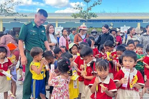 Bộ đội biên phòng thành phố Đà Nẵng mang Tết Trung thu đến cho trẻ em vùng biên