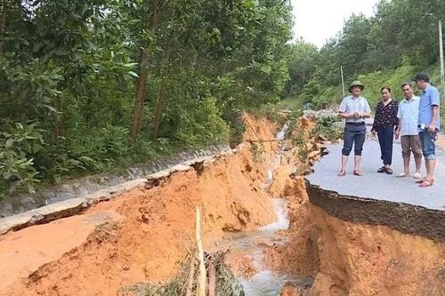 Đường liên xã ở Thanh Hóa bị tàn phá sau bão số 10