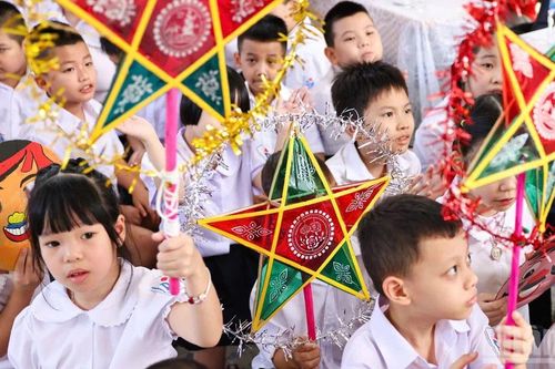 Học sinh Trường tiểu học Bình Minh vui hội trăng rằm, đón nhận niềm vui tuổi thơ