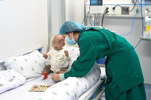 Hồi sinh sự sống cho bé gái mắc suy giảm miễn dịch nặng bằng ghép tế bào gốc
