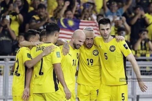 Bóng đá Malaysia sau án phạt của FIFA: Một mất, mười ngờ!