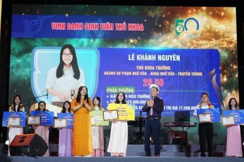 Trường Đại học Sư phạm Đà Nẵng khai khóa, chào đón hơn 2.700 tân sinh viên khóa 2025