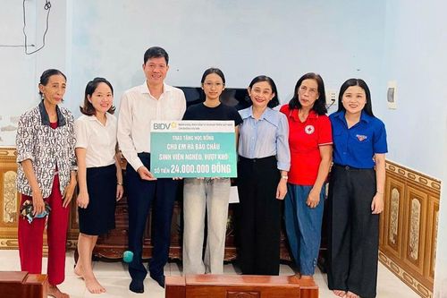 Trao tặng học bổng cho nữ sinh mồ côi cha mẹ nỗ lực thi đậu đại học