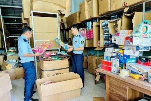 Phát hiện 3 cơ sở kinh doanh đồ chơi trẻ em nhập lậu