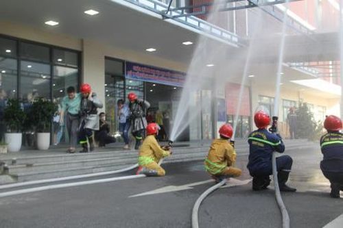 Thực tập phối hợp chữa cháy và cứu nạn cứu hộ tòa nhà gồm các cơ sở thuộc Sở Y tế TP Đà Nẵng