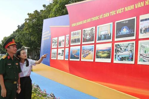 Những khoảnh khắc lịch sử tại triển lãm ảnh mừng Đại hội Đảng bộ TPHCM lần thứ I