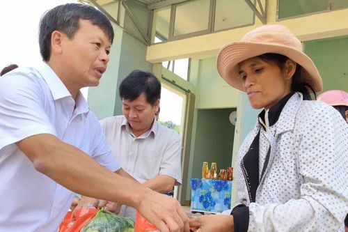 Nhộn nhịp phiên chợ 0 đồng ở xã vùng cao Quảng Ngãi