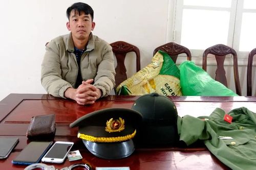 Thanh niên giả danh công an đi giữa phố để... khoe khoang