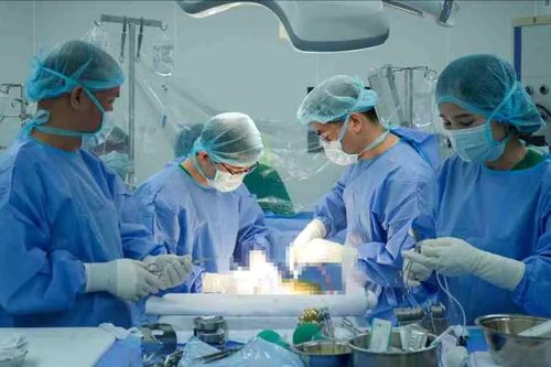 Anh trai hiến một phần gan cứu em