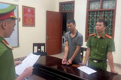 Bắt đối tượng hành hung tài xế xe buýt, bắt quỳ giữa đường ở Nghệ An