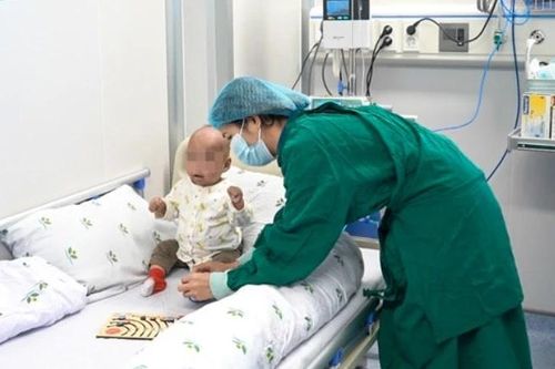 Ghép tế bào gốc tủy xương hồi sinh sự sống cho trẻ suy giảm miễn dịch nặng