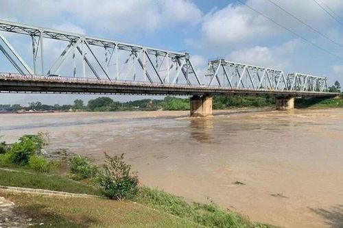 Lật tàu hàng trên sông Lô ở Phú Thọ, hai vợ chồng nghi mất tích
