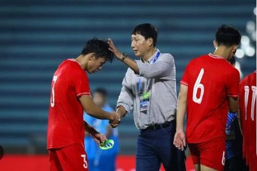 HLV Kim Sang-sik gạch tên 1 cầu thủ ở tuyển Việt Nam
