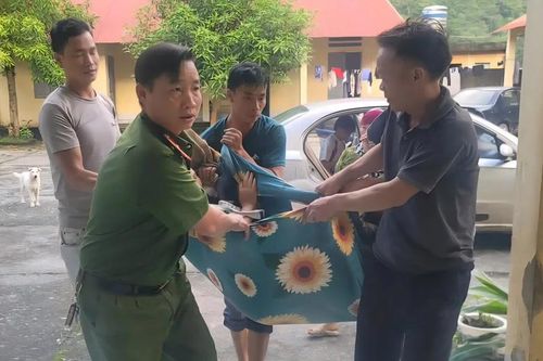 Sản phụ được hỗ trợ đến nơi sinh an toàn trong điều kiện mưa bão