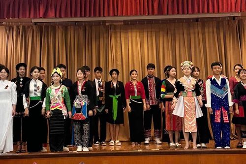 Lồng ghép giáo dục văn hóa dân tộc vào môn học chính khóa