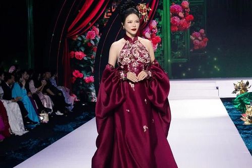 Lý Nhã Kỳ tất bật chạy show, gợi cảm bên nam thần Quốc Trường