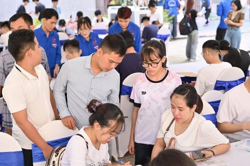 Nhiều trường đại học công bố gói hỗ trợ sinh viên bị ảnh hưởng bởi bão Bualoi, mức cao nhất 10 triệu đồng