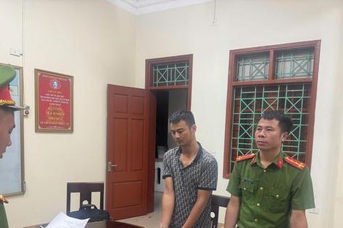 Tạm giữ người đàn ông bắt tài xế xe buýt quỳ giữa đường, 'tác động vật lý'