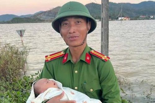 Xúc động hình ảnh Công an xã 'giải cứu' mẹ con sơ sinh thoát khỏi vùng lũ cô lập