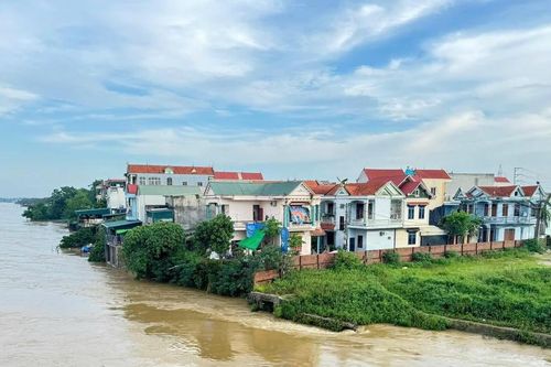 Cấm tàu thuyền lưu thông trên sông Lô do mưa lũ dâng cao