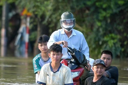 Mưu sinh giữa dòng nước ngập ở Thủ đô