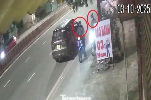 Clip: Tài xế dừng xe lề đường bị trộm cuỗm ngay điện thoại