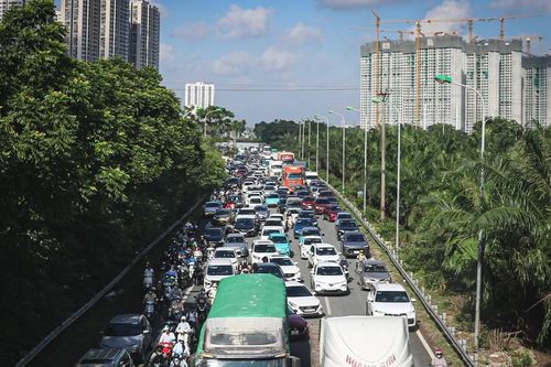 Đường gom Đại lộ Thăng Long vẫn ngập, xe nối đuôi ùn dài hàng km