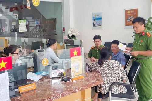 Kết bạn với tỷ phú trên mạng, người phụ nữ bị lừa 900 triệu đồng
