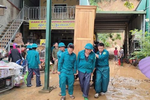 Lào Cai: Xuất hiện vết nứt lớn trên đồi, di dời khẩn cấp 10 hộ dân