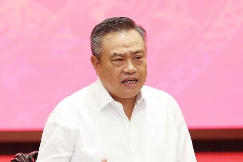 Nhiều công viên, vườn hoa ở Hà Nội chưa được ký hợp đồng duy trì nên cỏ dại mọc đầy, xuống cấp