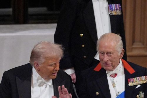 Lãnh đạo bảo tàng từ chức sau vụ từ chối giao thanh kiếm cho Tổng thống Trump