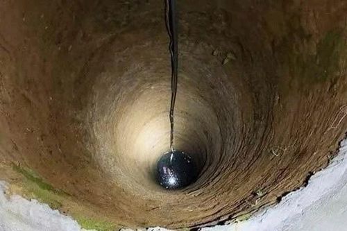 Đi làm rẫy, người phụ nữ bàng hoàng phát hiện chồng và con chết dưới giếng