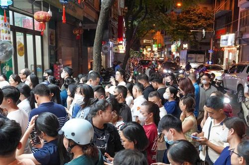 Hà Nội: Đông nghịt người xếp hàng mua bánh trung thu