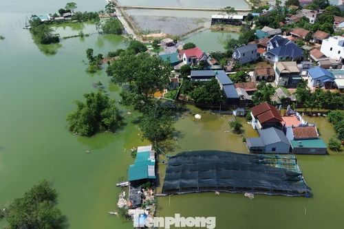 5 ngày sau bão số 10, nhiều khu vực ngoại thành Hà Nội vẫn chìm trong biển nước