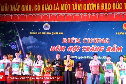 Hàng nghìn trẻ em biên giới vui Trung thu trong chương trình 'Biên cương - Đêm hội trăng rằm'