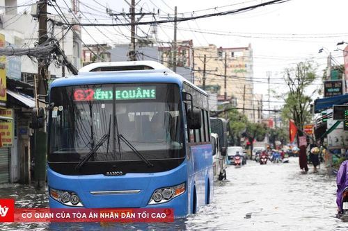 Mưa lớn kéo dài, đường phố TP.HCM ngập nặng