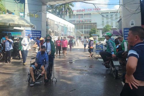 Trời nắng, người dân 'ngã ba lụt lội' ở Hà Nội vẫn bì bõm qua đường